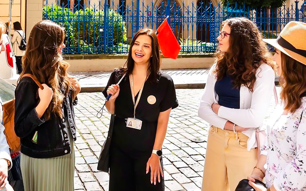 Tour guide speaking to tourists during Jewish Quarter tour.