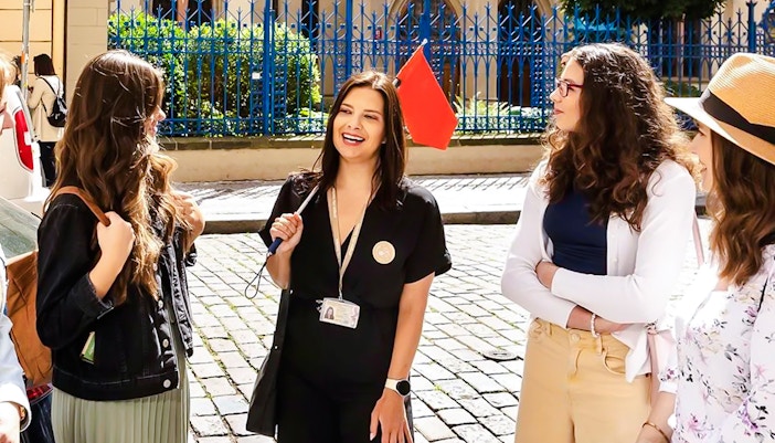 Tour guide speaking to tourists during Jewish Quarter tour.