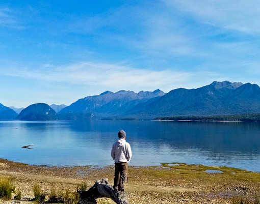lake marian hiking track in milford sound