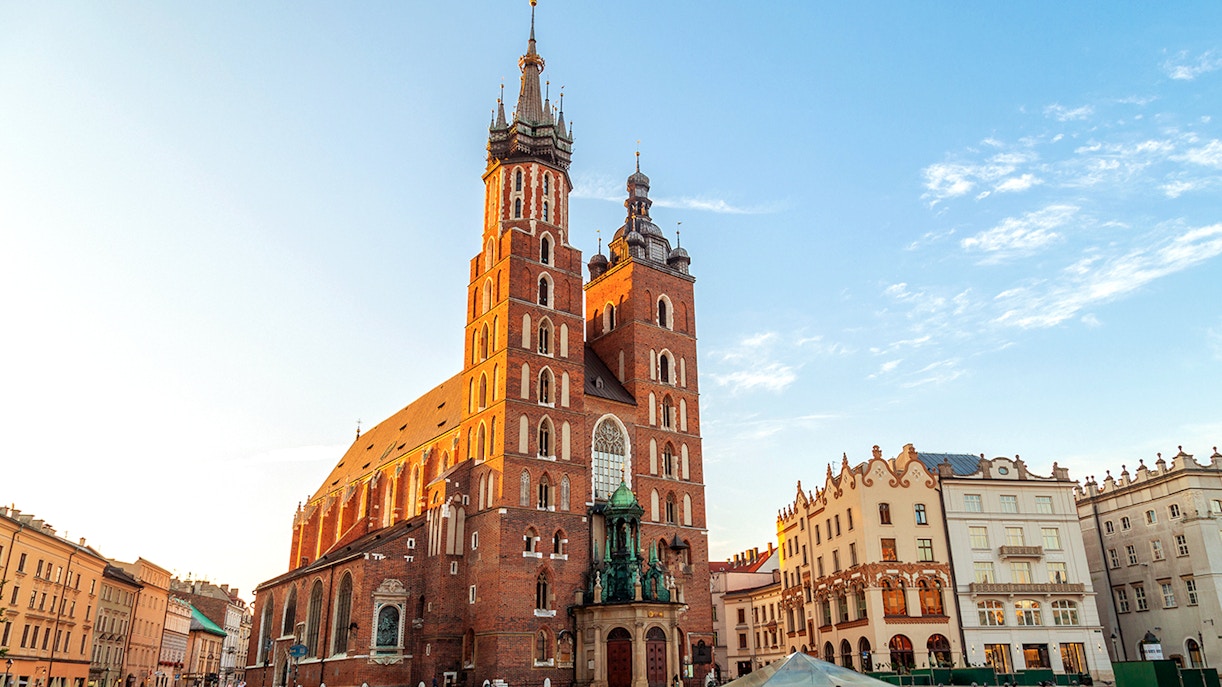 Why visit the St. Mary's Basilica in Krakow?