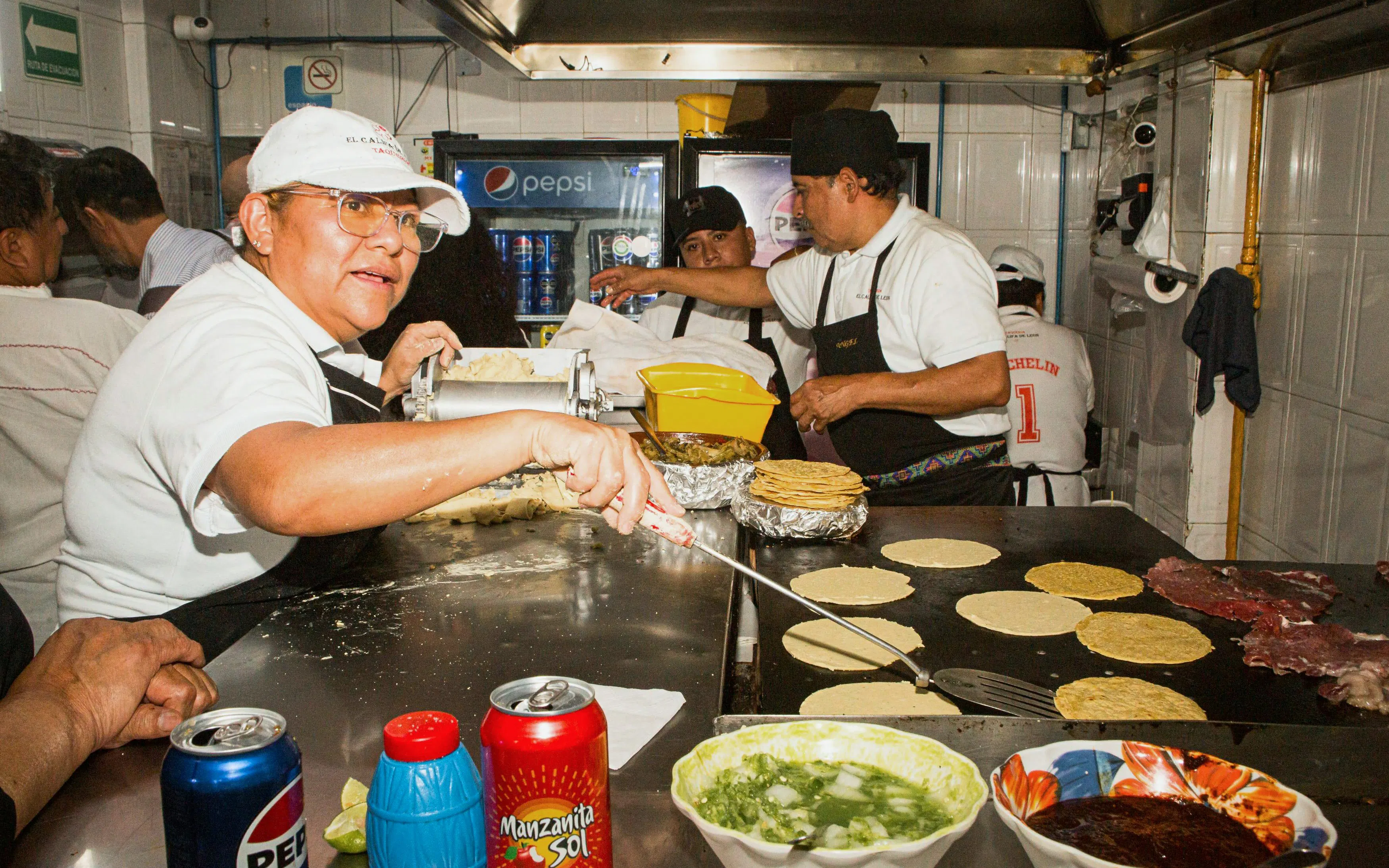 Mexico City Taco and Mezcal Night Tour Image 5
