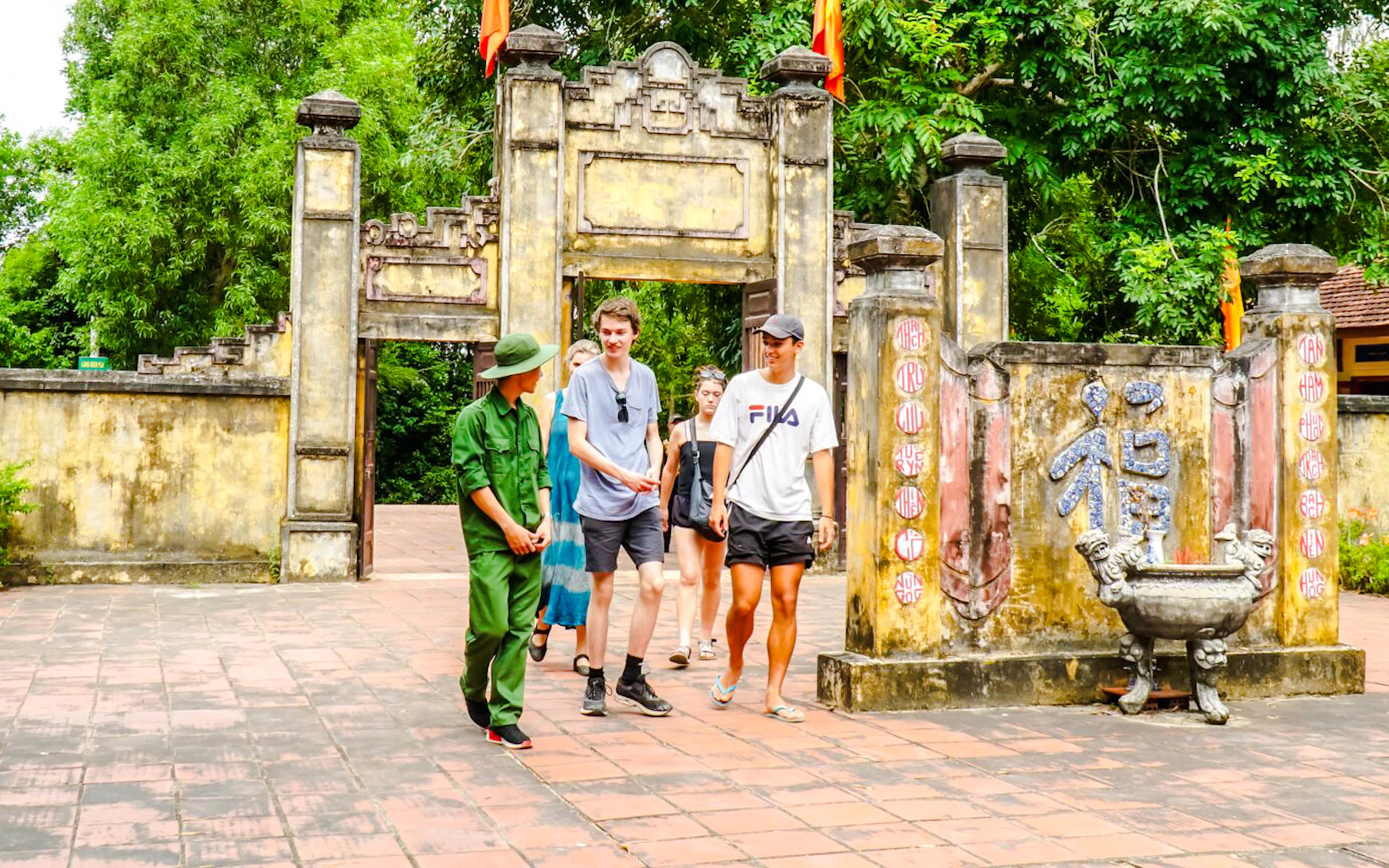 From Hoi An or Da Nang: Overnight Squid Fishing Cruise with Sunrise Fish Market and Ky Anh Tunnels