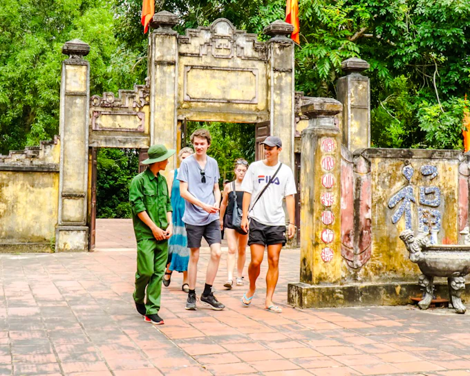 From Hoi An or Da Nang: Overnight Squid Fishing Cruise with Sunrise Fish Market and Ky Anh Tunnels