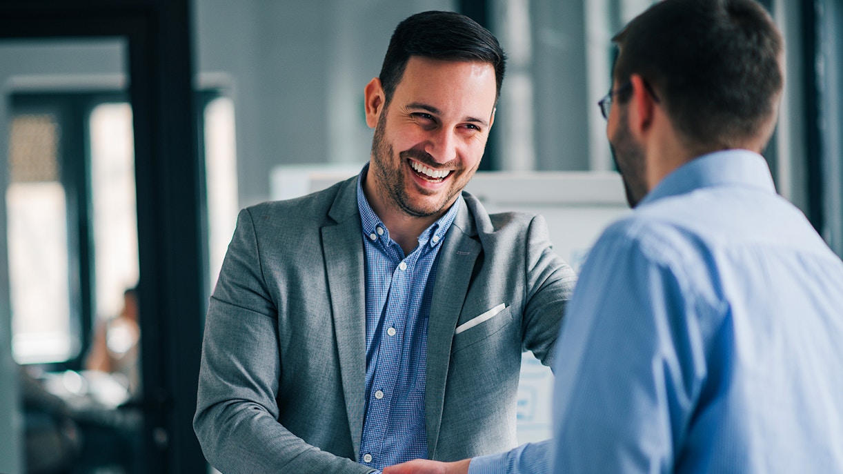 Due persone si stringono la mano