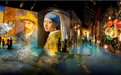 Dutch Masters digital art display at Fabrique des Lumières, featuring Vermeer and Van Gogh.