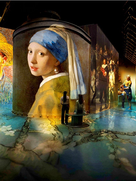 Dutch Masters digital art display at Fabrique des Lumières, featuring Vermeer and Van Gogh.