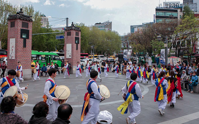 Traditional Korean drum performance at Dongdaemun, Seoul, during Yellow Balloon City Bus tour.