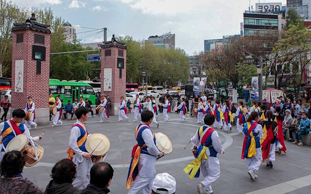Traditional Korean drum performance at Dongdaemun, Seoul, during Yellow Balloon City Bus tour.