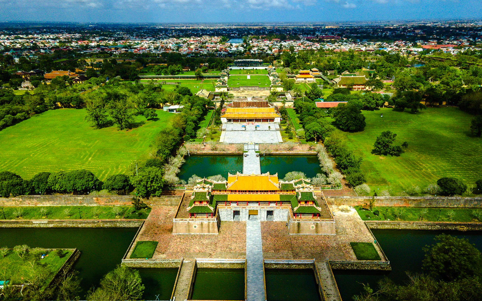 Hue Imperial City & An Dinh Palace Private Guided Tour with Sweet Soup Desserts