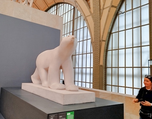 Ours blanc sculpture by François Pompon in Orsay Museum, Paris, France.