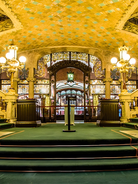 Palau de la Música Catalana interior with ornate staircase and stained glass.