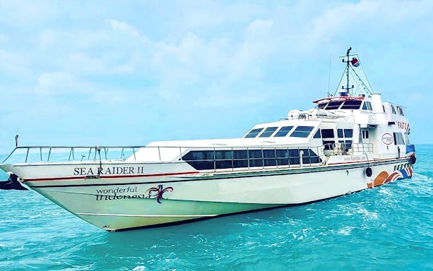 Fast ferry Sea Raider II on route between Tanah Merah and Nongsapura.