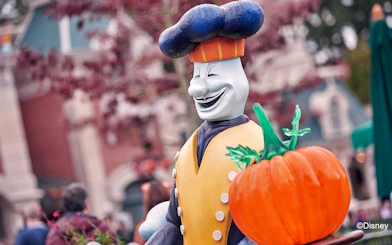 Statue of a chef with a pumpkin at Disneyland Paris.