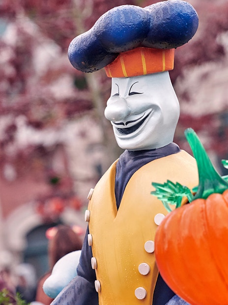 Statue of a chef with a pumpkin at Disneyland Paris.
