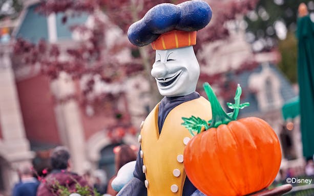 Statue of a chef with a pumpkin at Disneyland Paris.