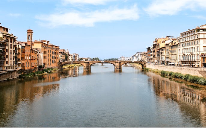 Florence river view with historic bridge, part of 1-Hour Florence Boat Ride and Tuscan Lunch.