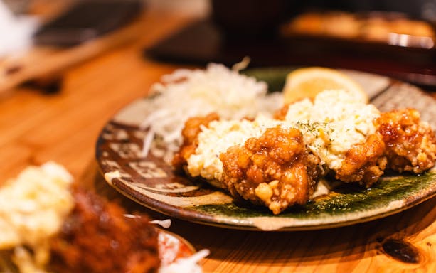 Crispy chicken dish with sauce at Shinjuku bar, Tokyo Izakaya Crawl Tour.