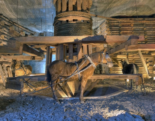Darstellung einer mittelalterlichen Salzabbaumethode mit Esel im Salzbergwerk Wieliczka