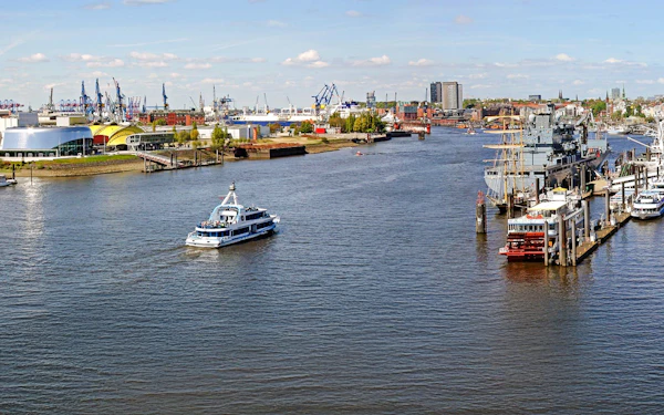Hamburg 1-Hour Harbor Sightseeing Cruise with HafenCity