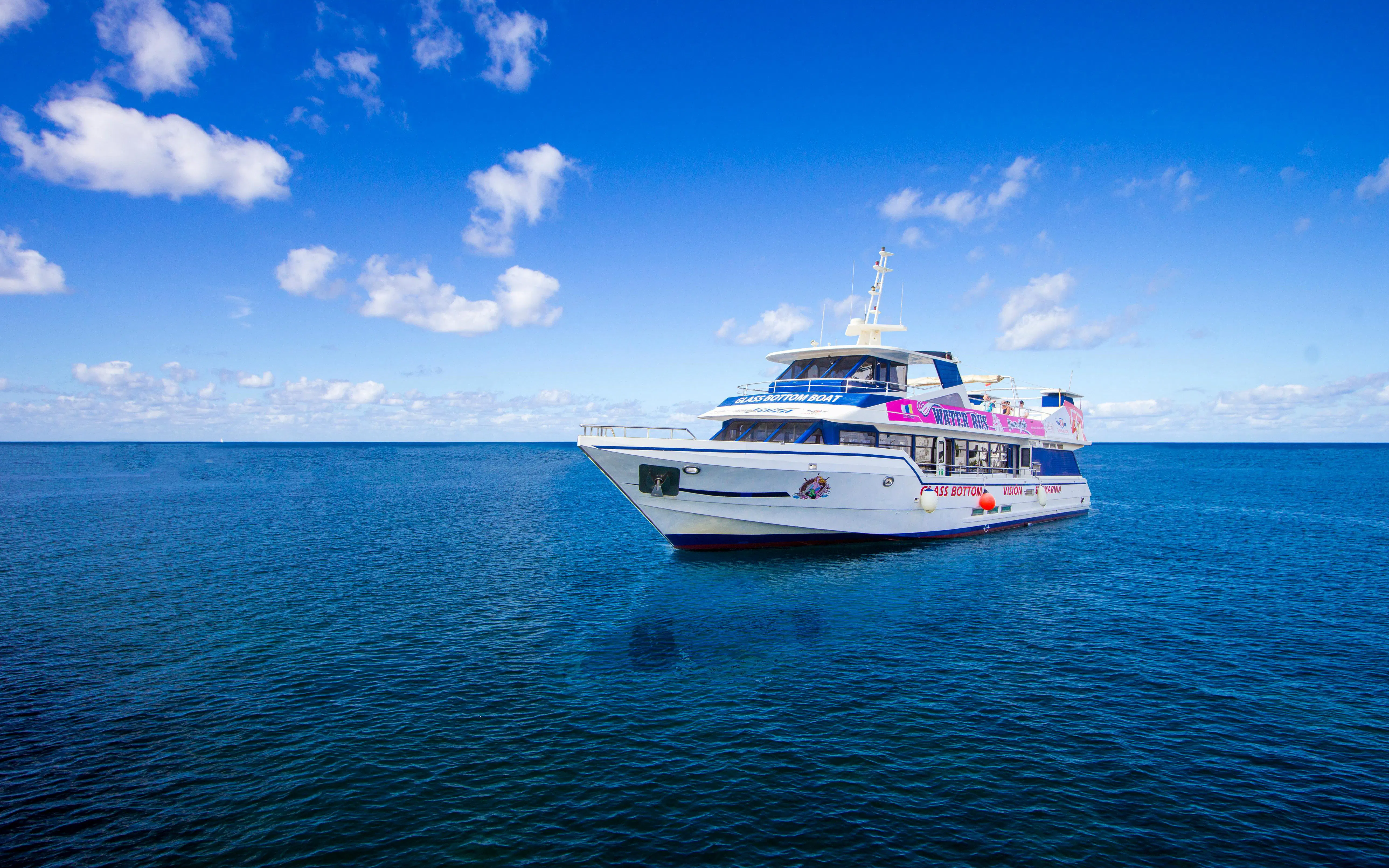 Boat on clear blue water for Puerto del Carmen to Puerto Calero transfer.