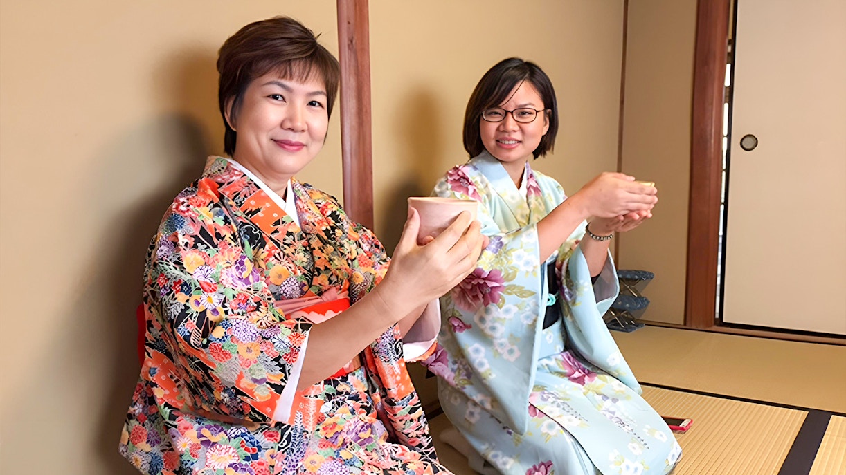 Due persone giapponesi in kimono