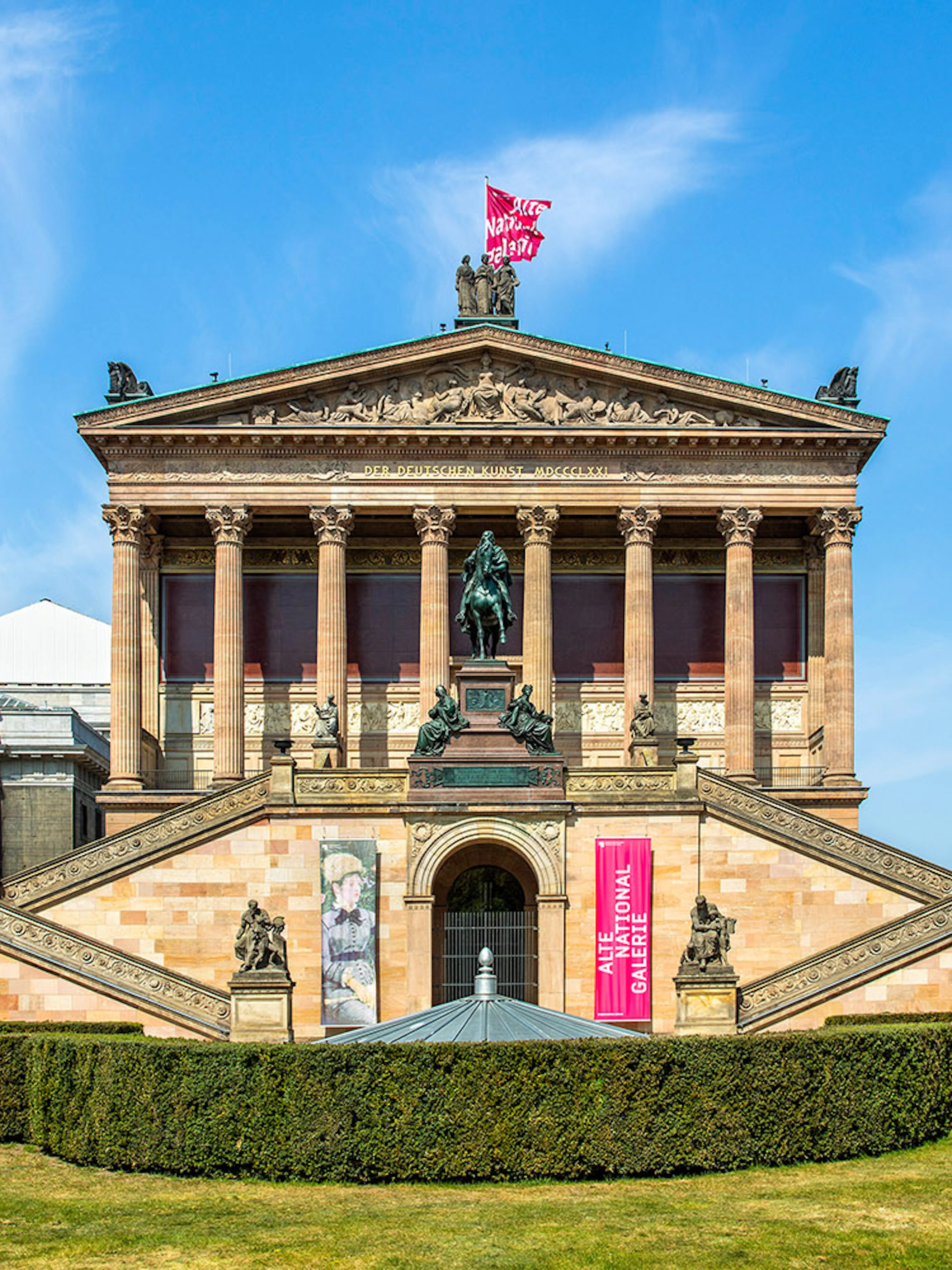 Altes Museum in Berlin with neoclassical facade and statues.
