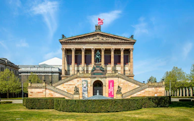 Altes Museum in Berlin with neoclassical facade and statues.