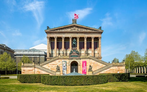 Altes Museum in Berlin with neoclassical facade and statues.