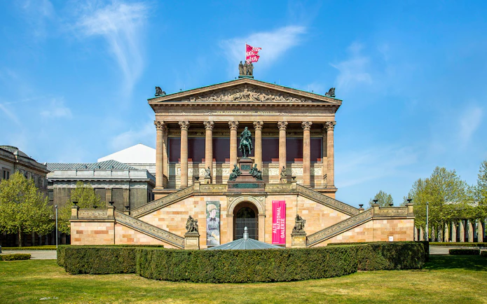 Altes Museum in Berlin with neoclassical facade and statues.