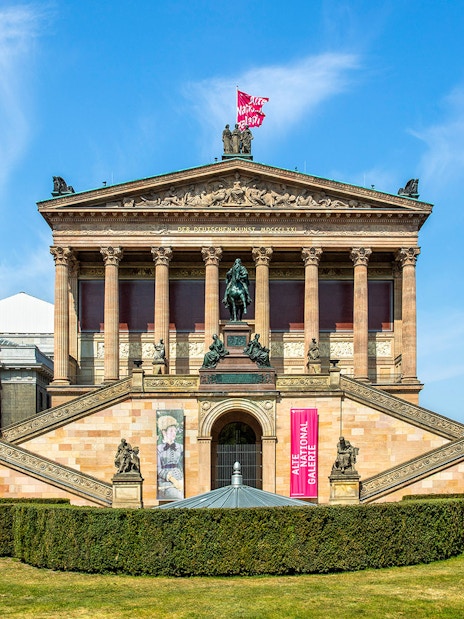 Altes Museum in Berlin with neoclassical facade and statues.