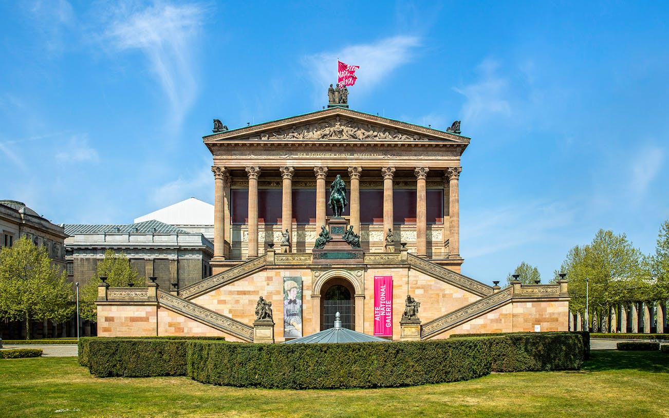 Altes Museum in Berlin with neoclassical facade and statues.