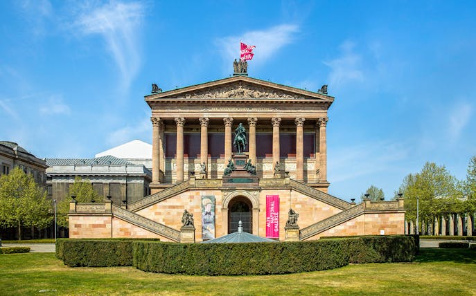 Altes Museum in Berlin with neoclassical facade and statues.
