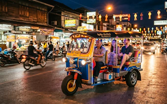tuk-tuk-tur i chiang mai om kvelden: templer og nattmarked med smaksprøver av gatemat-11