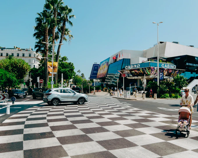 Cannes Small-Group Walking Tour with Fragonard Perfume Workshop and Cocktail Masterclass