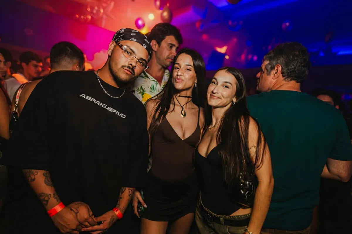 Partygoers enjoying Lunes de Perreo event in Rio de Janeiro nightclub.