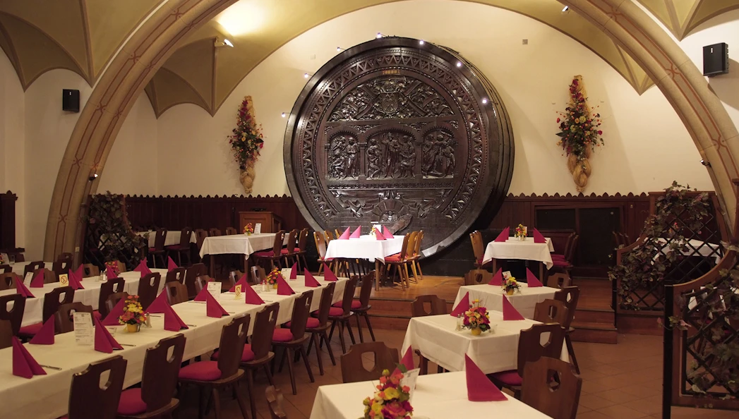 Dining setup for Waltz- & Operetta Dinner Show at Vienna city hall restaurant.