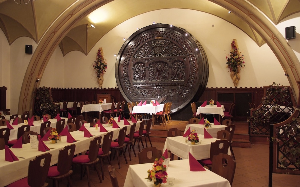 Dining setup for Waltz- & Operetta Dinner Show at Vienna city hall restaurant.