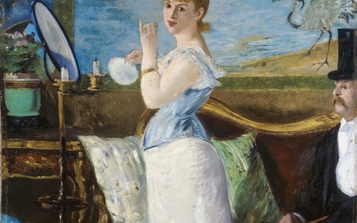 Woman in blue dress with mirror at Hamburger Kunsthalle exhibit.