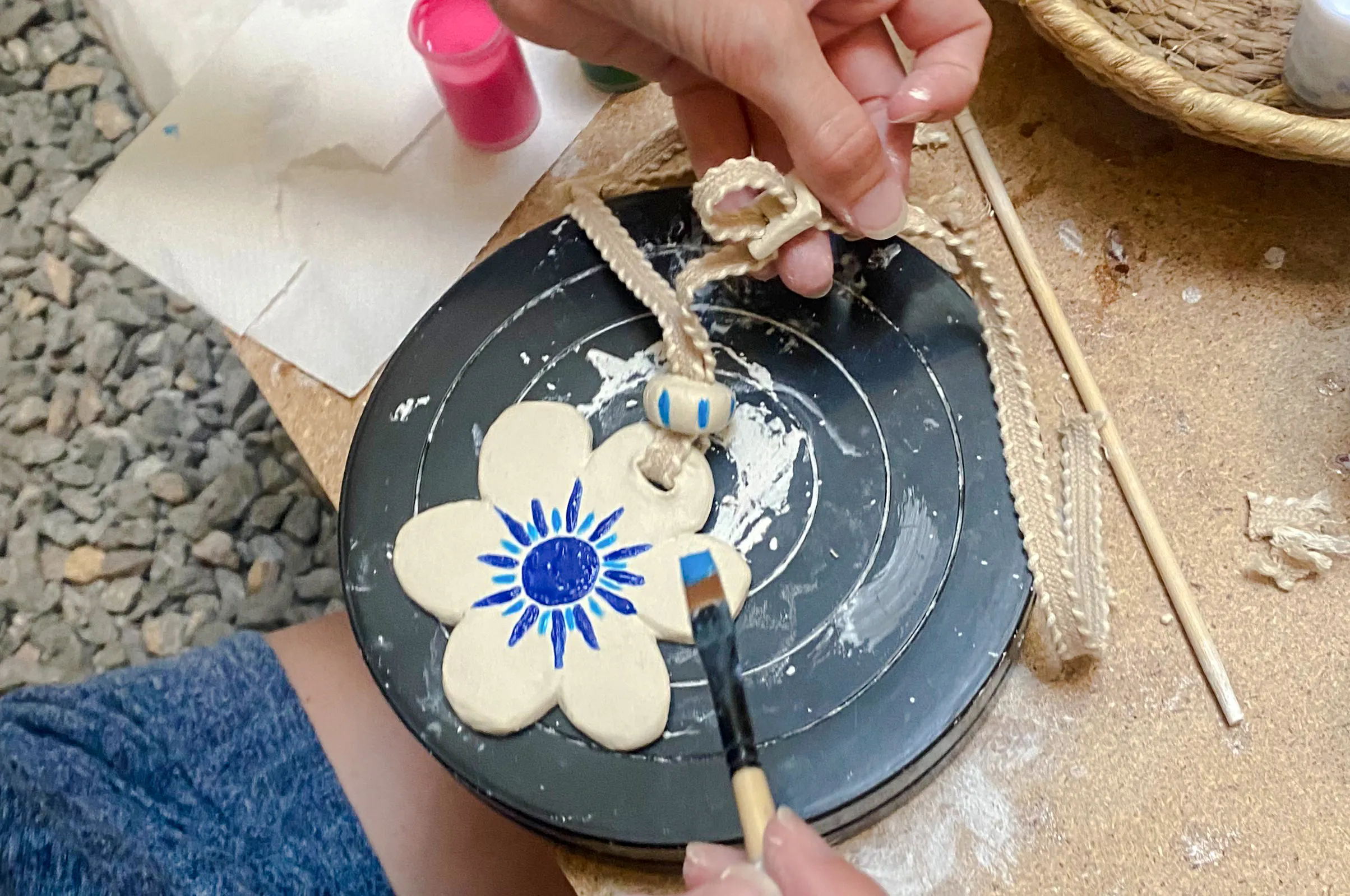 laboratorio di creazione di ciondoli in ceramica “maleficio di atene”-3
