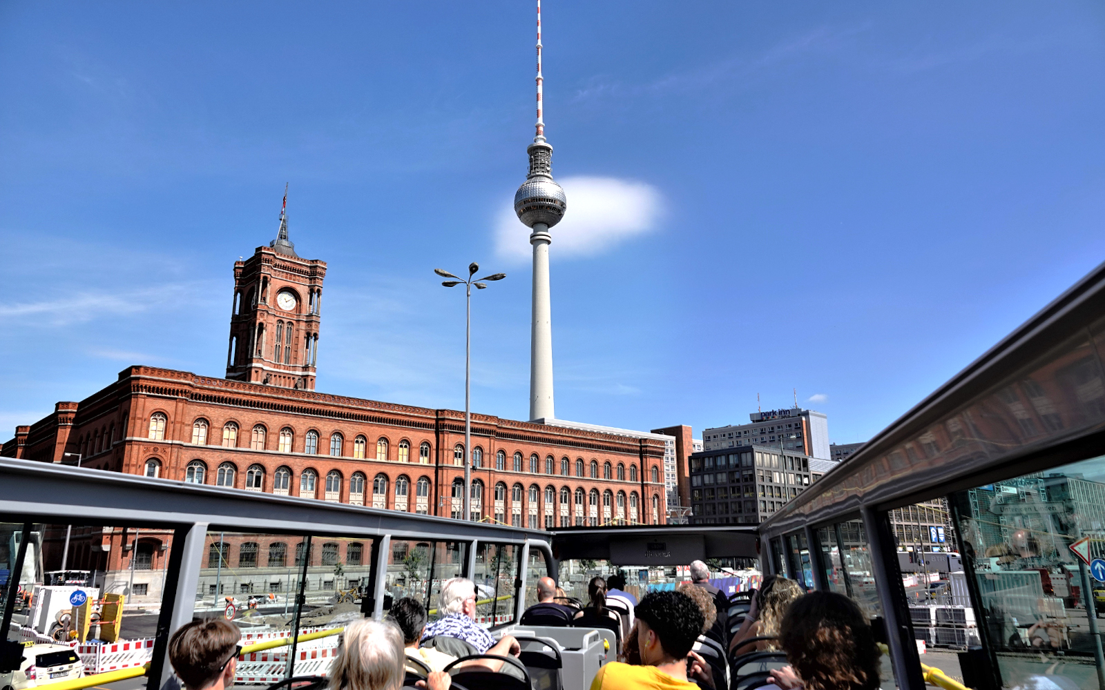 Rotes Rathhaus und Berliner Fernsehturm in Berlin