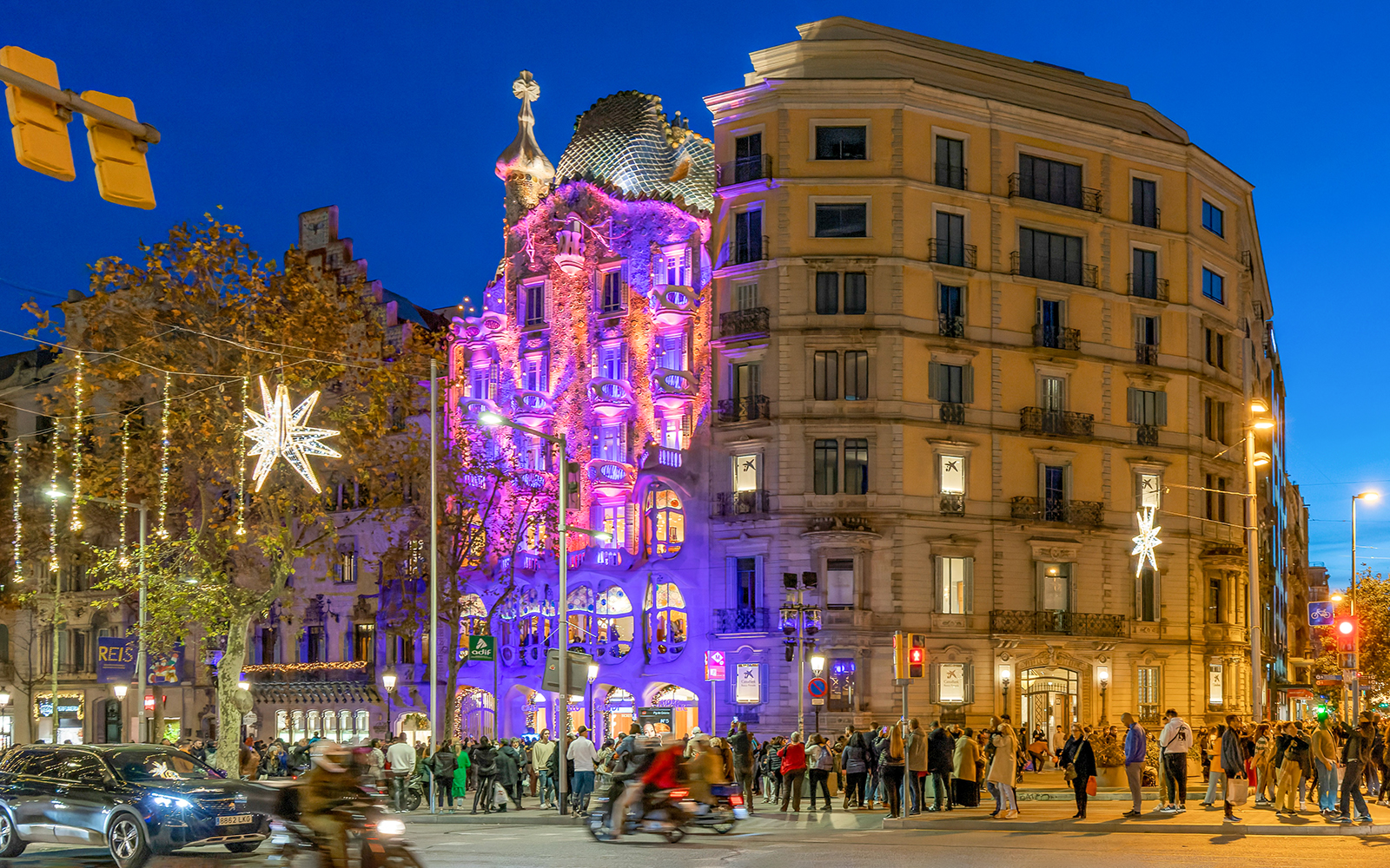 Casa Batlló illuminated at night, showcasing Gaudí's architecture in Barcelona.