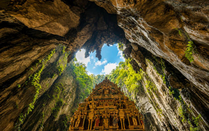 From Kuala Lumpur: Batu Caves Private Tour with Ramayana Cave Entry and Batik Factory Visit