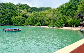 excursión en barco a la isla de dangli, en langkawi, con esnórquel y parada en la playa-4