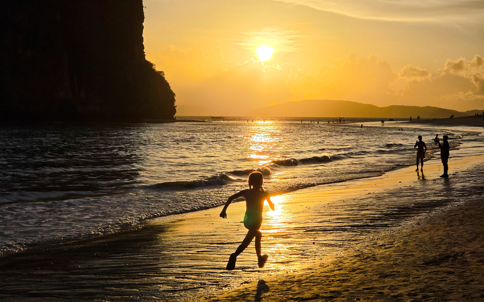 Krabi Sunset Small-Group Longtail Boat Cruise to Railay & Phra Nang with Bioluminescent Swim (Product 56614)