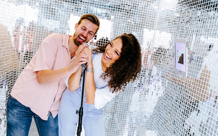 Guests singing at the WONDR Experience in Amsterdam.