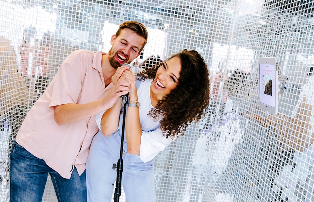 Guests singing at the WONDR Experience in Amsterdam.