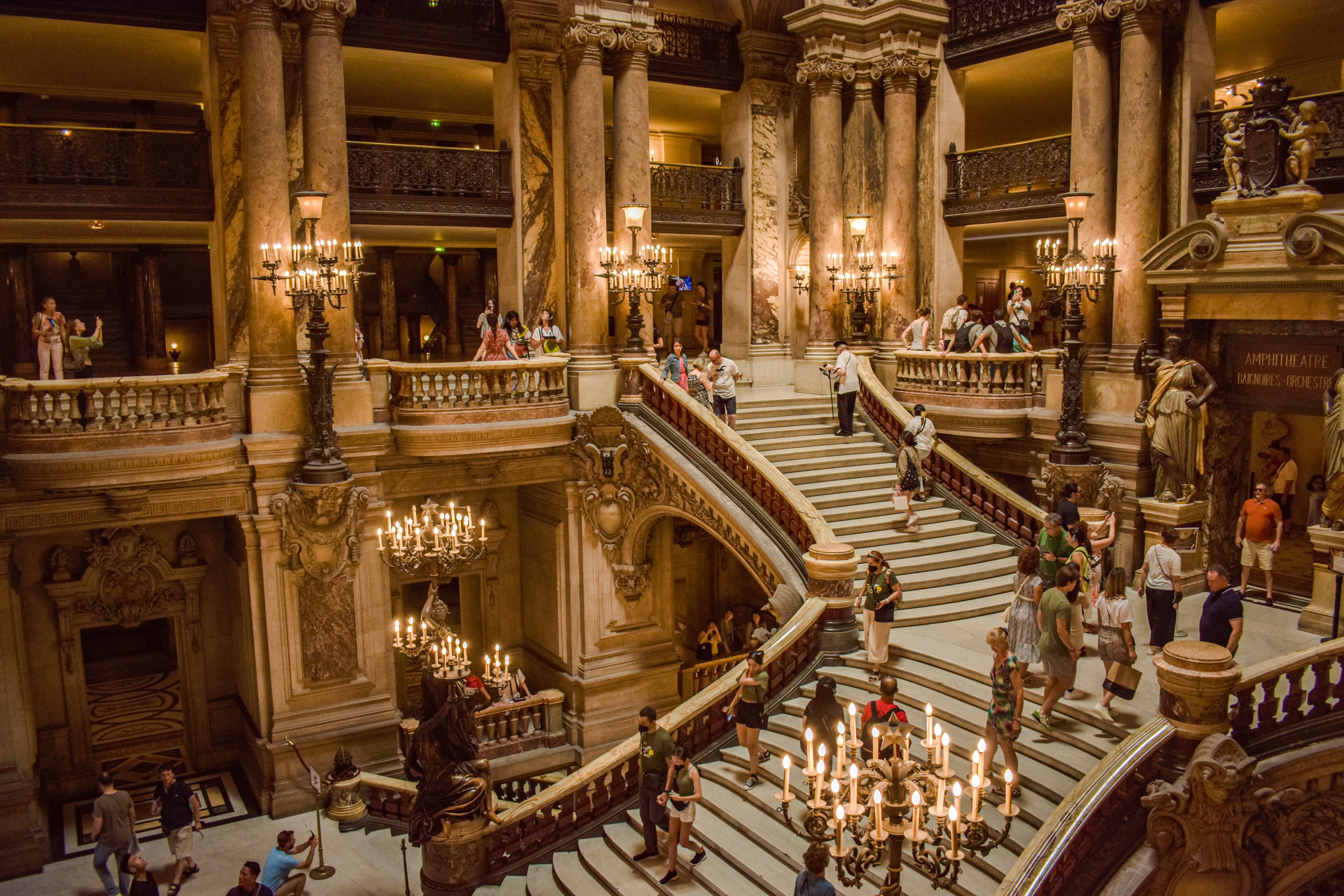 visite à pied à la découverte de plus de 30 lieux emblématiques de paris, avec visite de l'opéra garnier et dégustation de vin aux galeries lafayette-1