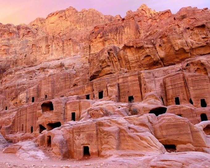 From Amman: Private 2-Day Petra, Wadi Rum and Dead Sea Tour with Martian Tent Stay