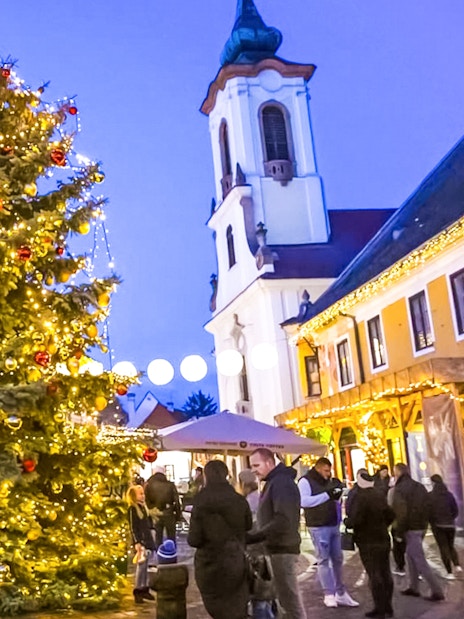 Szentendre Christmas Market with decorated tree and people enjoying the festive atmosphere.
