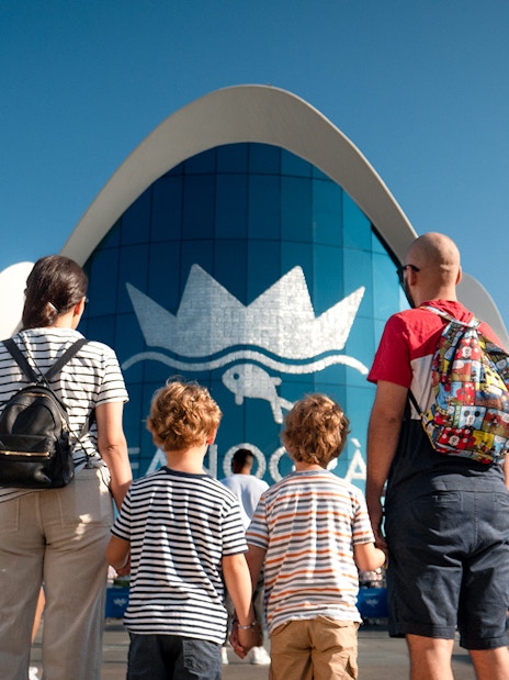 Family standing at Oceanogràfic Valencia entrance.